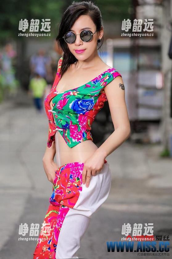 AISS爱丝(黄金版) - 图片里的女骑士：西雅说她不怕剑，不怕龙，只怕没有滤镜！