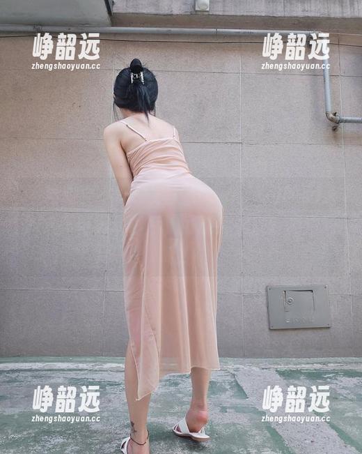 下载时要小心，穿上Aram(아람)的DJAWA亮粉运动衫后，可能会引来各种注意哦！