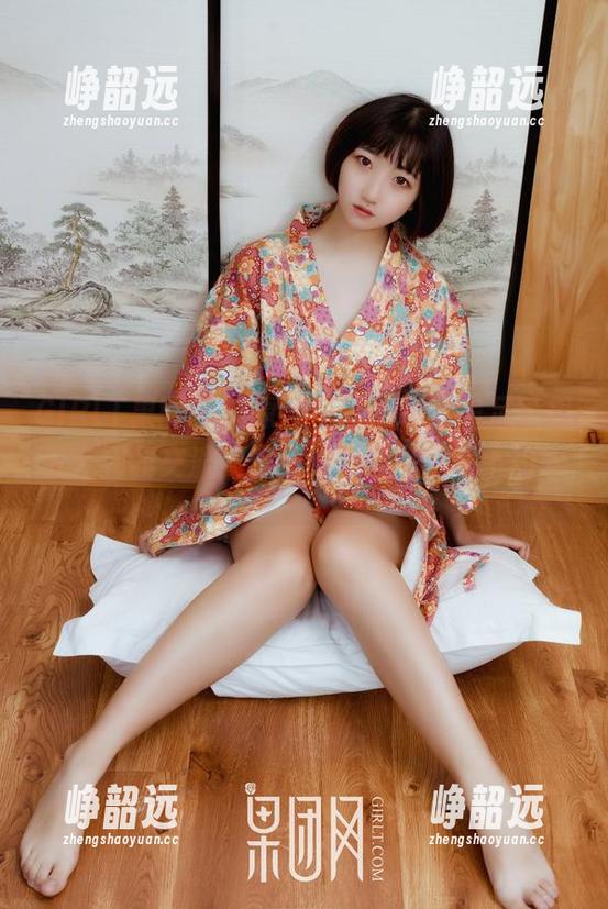 GIRLT果团网-丁晓楠 GIRLT果团网 - 原图中的丁晓楠美足,似乎在和我交流,但我却只能默默咽下口水。