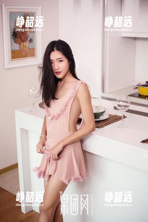 GIRLT果团网 - 莫雅琪短裤美图——明天我们一起穿着看摩天轮吧？