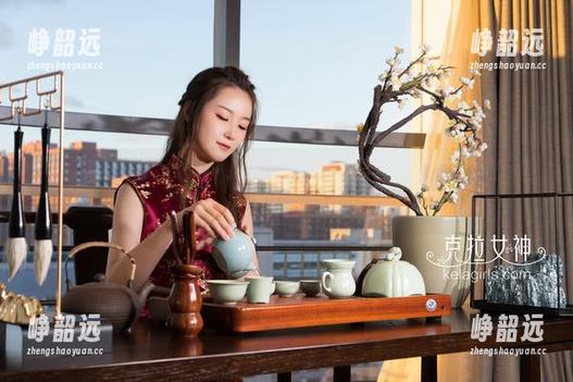 KelaGirls克拉女神 - 夏彤的女王写真合集，感觉她能把吊坠都拎得稳稳的。