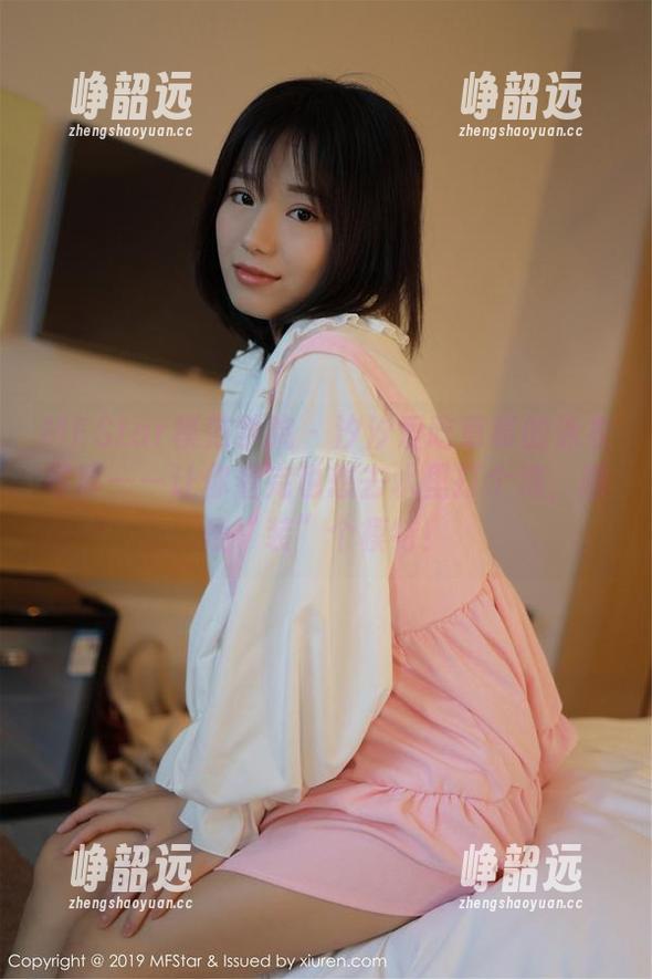 MFStar模范学院-汐汐爱吃草莓 MFStar模范学院 - 汐汐爱吃草莓的泳衣写真——让你看完也想去水里打个滚,顺便“装”个模特!