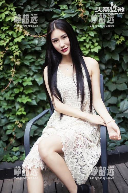 TouTiao头条女神-高萌萌 TouTiao头条女神 - 听说高萌萌的美腿美图背后还有个绝佳的资源库?