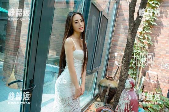 UGirls尤果网 - 李思宁的在线白色画册：高清出镜，我觉得自己也被洗白了！