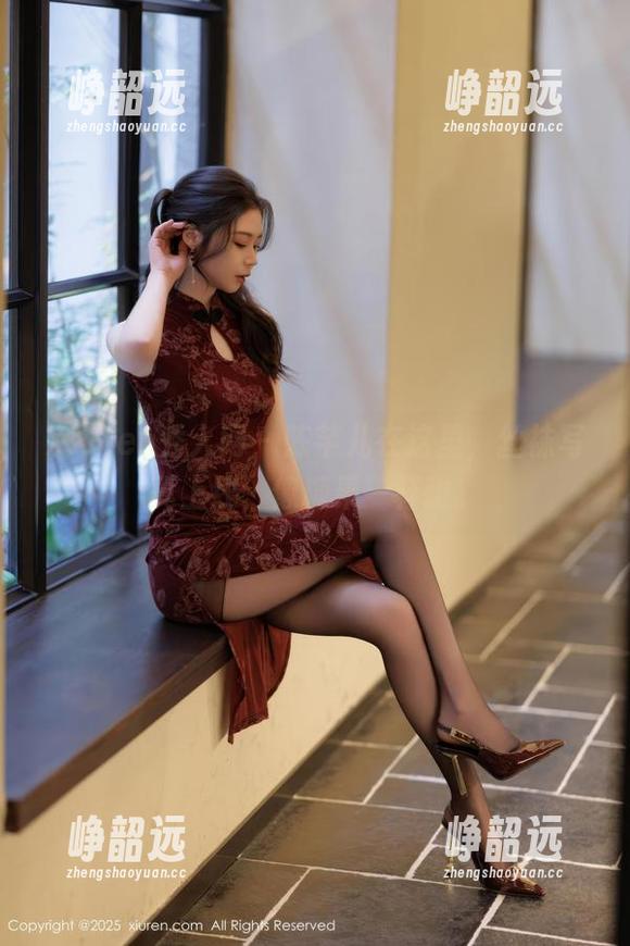 Xiuren秀人网 - 陈芊儿在这里，丝袜写真上线，像糖果一样甜。