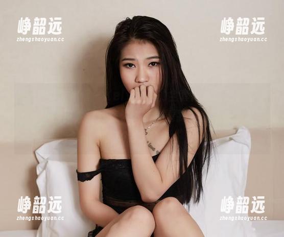 YouWu尤物馆 - Kely香香的全套内衣图包，带着一点小俏皮，像是在说：“别看我穿着内衣，其实我有个大计划！”