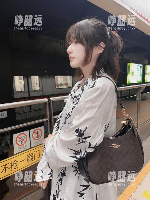 Zyra秋的兔子写真合集：当秋天遇上斑马线，哈哈，兔子都晕了！