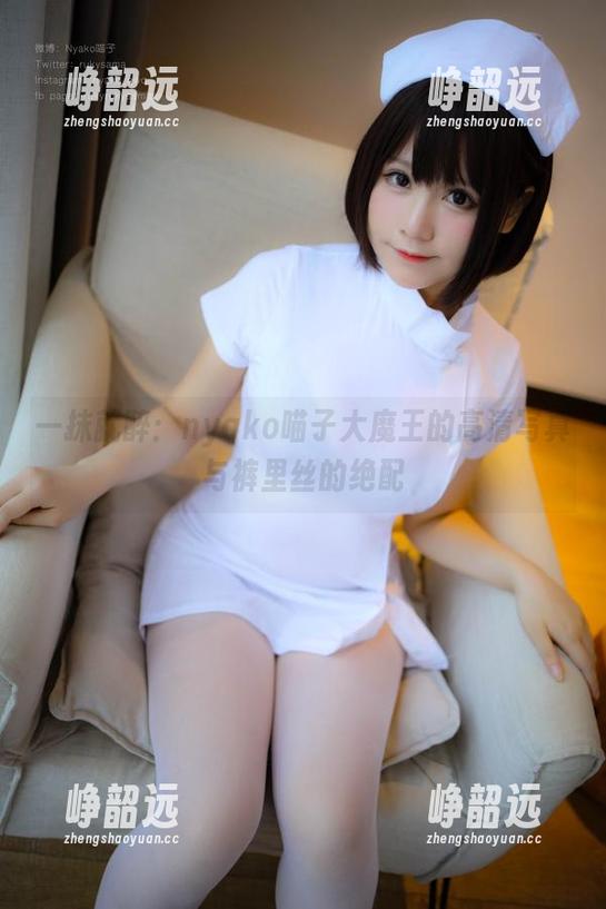 一抹就醉：nyako喵子大魔王的高清写真与裤里丝的绝配