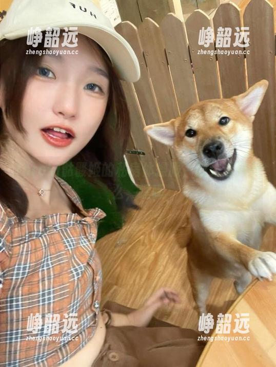 roroki骷髅姬的私房体操服，隐约透着什么，嘿嘿