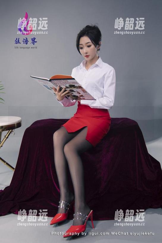 丽柜 - 赛道女郎安娜的高清图包，让我怀疑这是车展还是泳池派对？