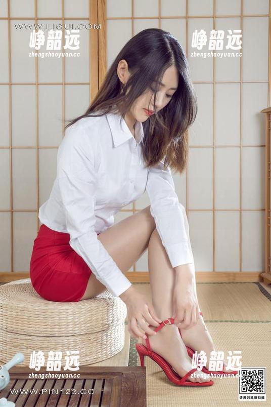 丽柜 - 泳池嬉戏中，心心私拍图包呈现欢乐的水花四溅！