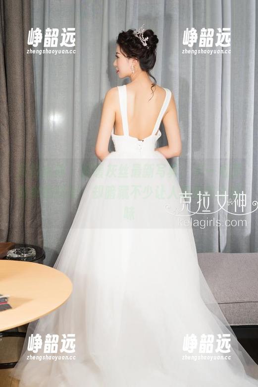 克拉女神 - 杨暖灰丝最新写真，乍一看是简单的搭配，却暗藏不少让人思索的小趣味