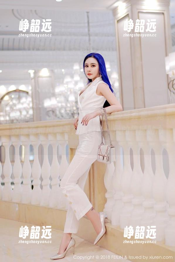 嗲囡囡 - SiByl李思宁的婚纱写真集：她好像在和风聊天？还别说，风的确挺贴心的。