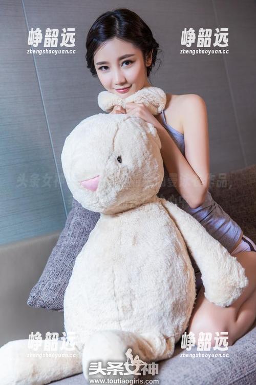 头条女神 - 无圣光下的余心曼泳衣作品，多少嫉妒加在你的心中