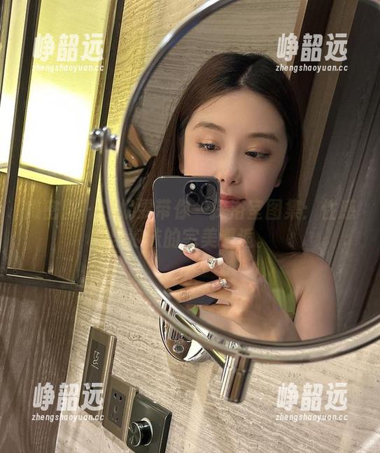 微密圈 - 让奶雯带你一探浴室图集：性感与泡沫的完美邂逅。