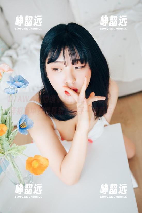 DJAWA中的缎带装，看宋哈娜(송하나)怎样把简单变得复杂，似乎一切都在隐喻。
