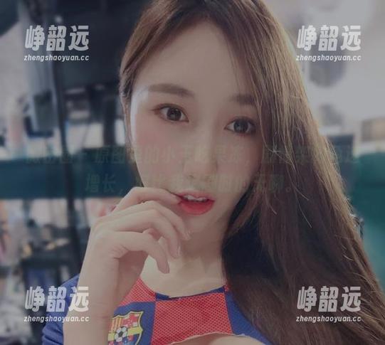 微密圈 - 原图里的小玉吃果冻，剧情架构龟速增长，好比我追剧时的无聊。