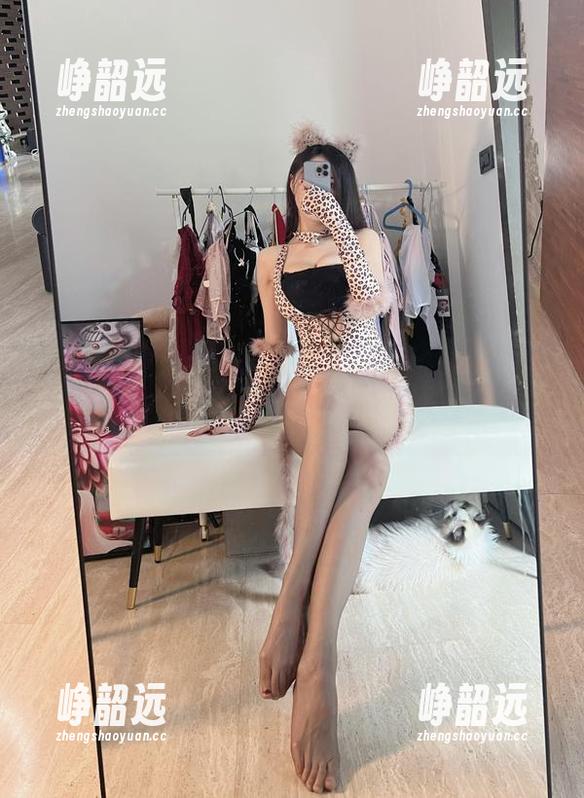 微密圈 - 就着小玉吃果冻的写真，我们聊聊那种让人一看就想喝杯咖啡的御姐风。