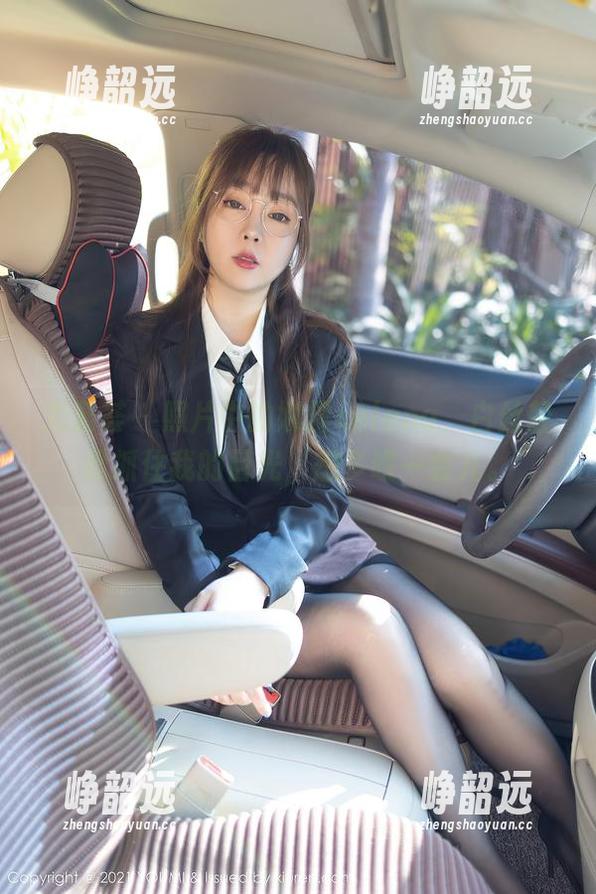 尤蜜荟 - 照片中的娜露selena，白丝轻松抓住我的目光，想多瞧一会儿。