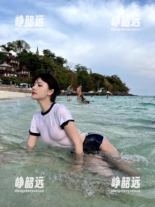 微密圈 - 就是阿朱啊最新图集：刚刚下载的几张，御姐范儿十足！