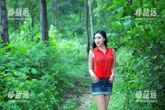 推女郎 - 在线美图：谭冰在浴室里玩水？！