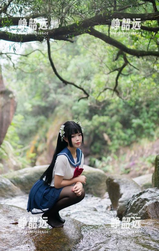 图片中的杏子夫人：看那短裙，感觉快要飘起来了！
