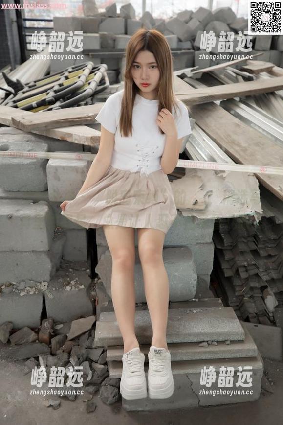 梦丝女神 - “脱离束缚”的玥玥，精选写真里的裸足，总是让人忍不住多看几眼。