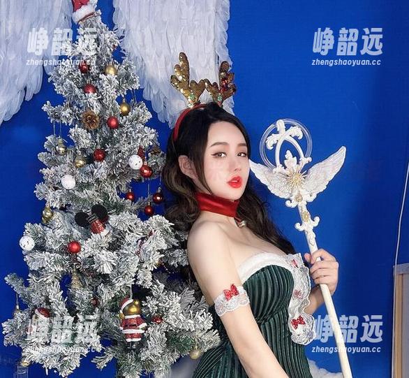 水蜜桃米米 微密圈 - 灰丝与水蜜桃米米,写真照片中的轻松语气