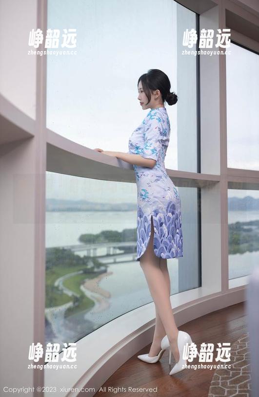 秀人网-可可芝 秀人网 - 跨越职场与幽默:可可芝的私拍套图,职业装下的狂欢与调皮!