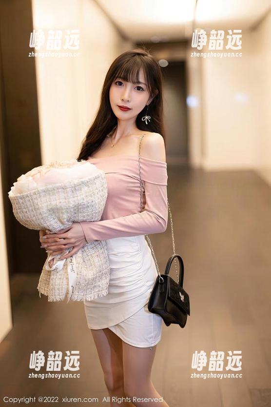 秀人网 - 白裙下，吴怡怡似乎和这照片的氛围不谋而合，全是淡淡的优雅