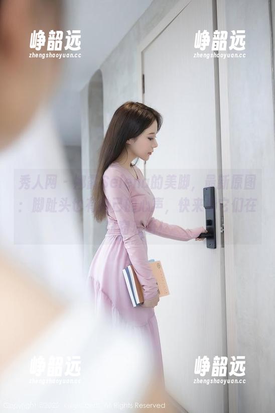 秀人网 - 娜露Selena的美脚，最新原图：脚趾头也有自己的心声，快来看它们在窃窃私语！