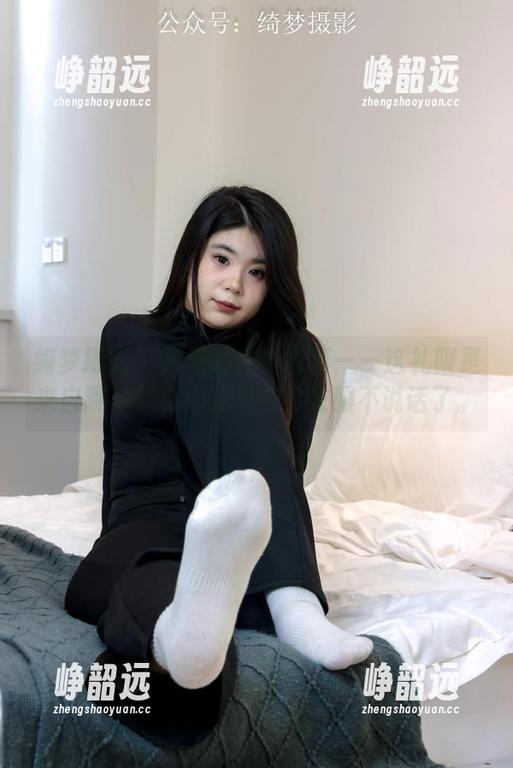 绮梦摄影 - 月月的在线写真——这礼服是来自哪里？小心我只关注衣服不说话了。
