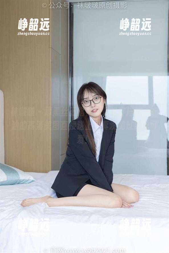 袜啵啵 - 厚黑丝五指袜的轻松穿搭法，奶油的高清美图直接送上，真没见过如此可爱！