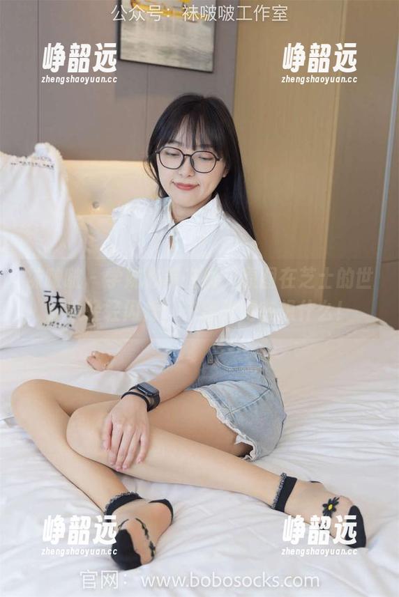 袜啵啵 - 学妹心事在线，原图在芝士的世界中轻轻闪烁，来猜猜她在想什么！