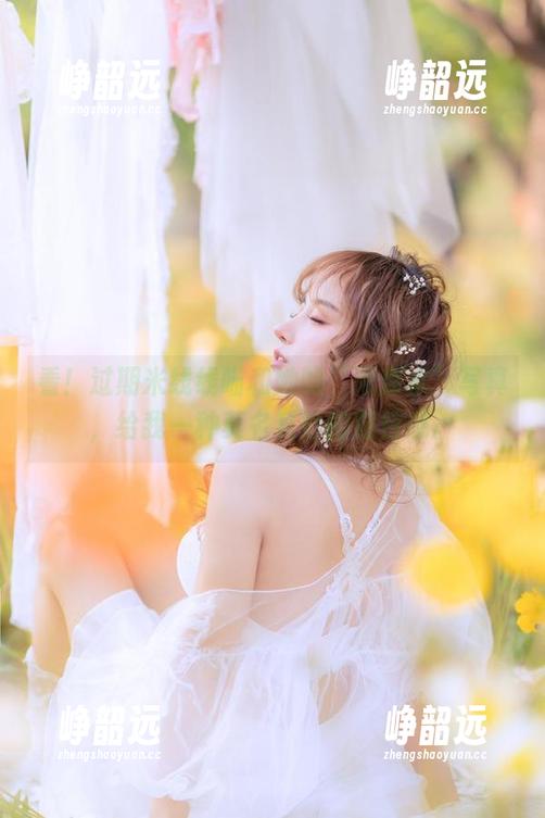 看！过期米线线喵和她的“死库水”写真，给我一种莫名其妙的期待感。