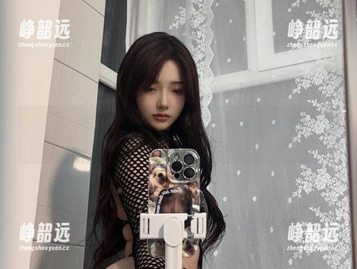 雯妹不讲道理的最新cos：碧蓝航线怨仇，但其实我只是想吃个冰淇淋！