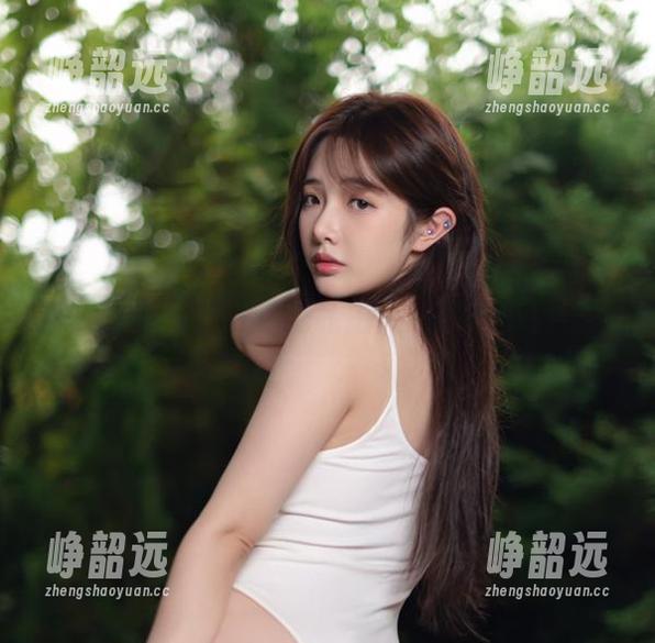 皮衣：雯妹不讲道理私拍美图中的小叛逆！