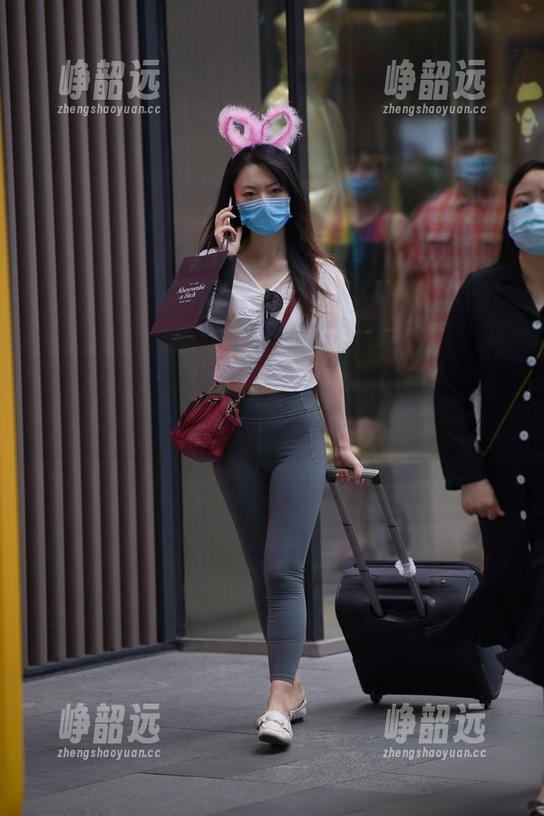 油亮丝袜与长腿的完美碰撞——魔镜街拍原图，图集让人思绪飘散