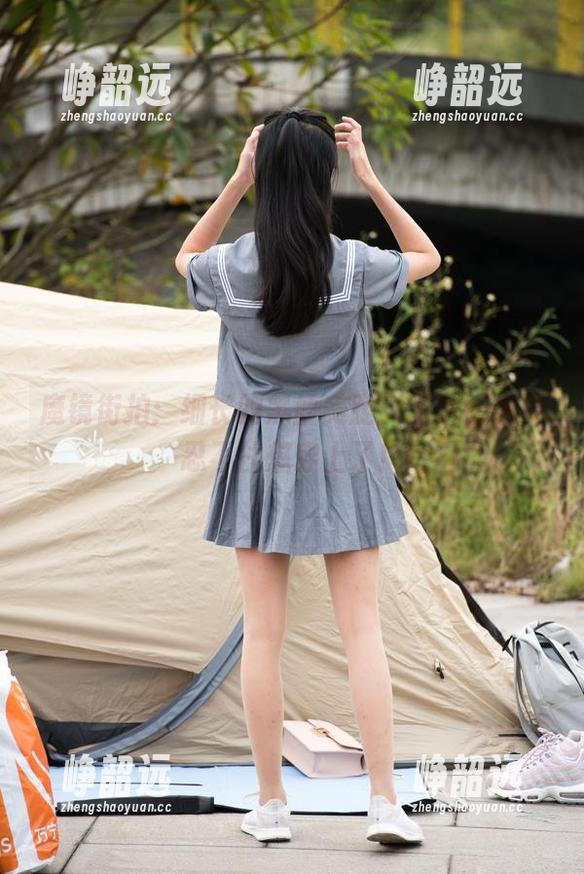 魔镜街拍：细长的黑丝美腿，图片都快要忍不住想穿上了！