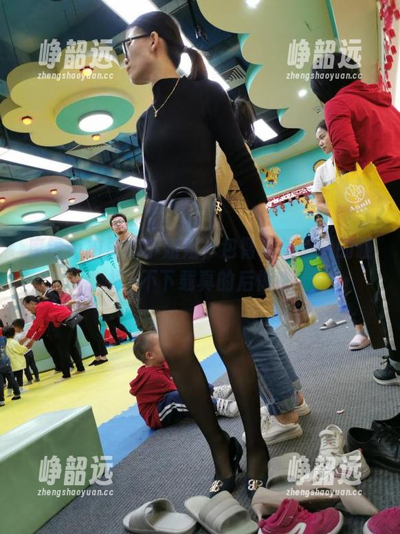 魔镜街拍里的小姐姐，包臀裙与街角的碰撞–不下载真的后悔哦