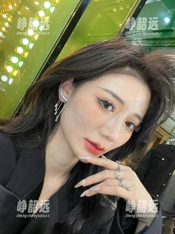 微密圈 - 黎允熙晒出的写真，怎么好像都是在为她的脚打广告？